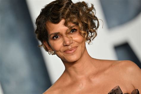 halle barry nude|Halle Berry nua, pelada